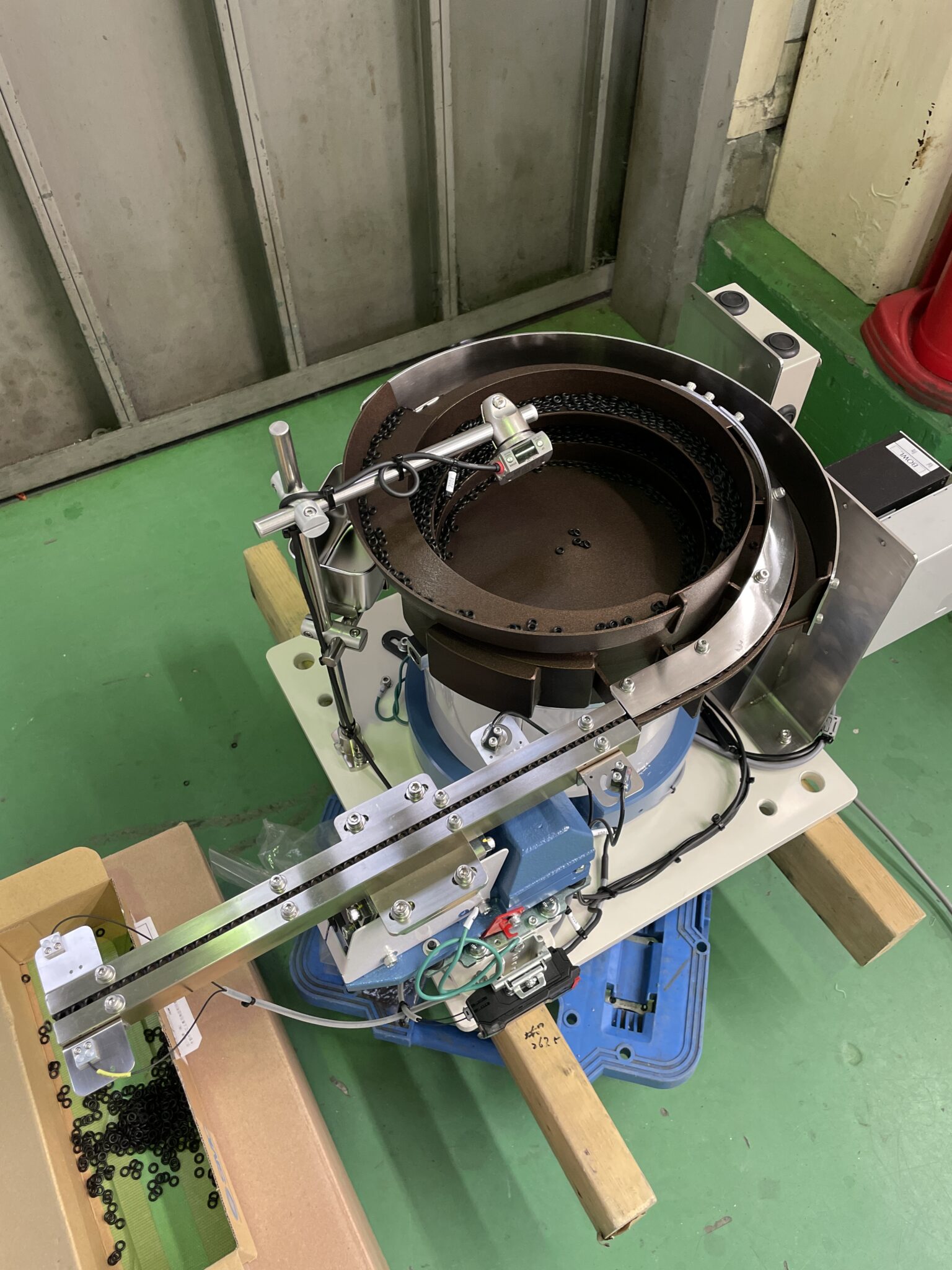 Oリング供給パーツフィーダー ゴム部品 パーツフィーダー製造・修理～株式会社 前畑精機